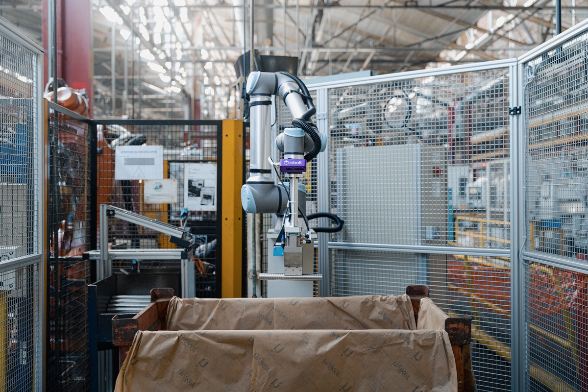 Inbolt Unveils Human-Like Bin Picking Solution Powered by On-Arm AI Vision