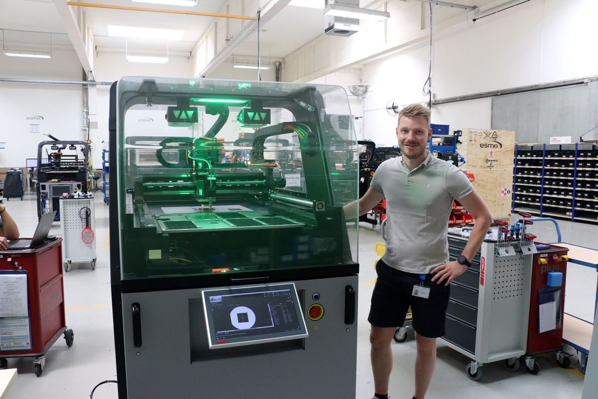 esmo Achieves Precise Microchip Feeding with senswork Vision Technology
