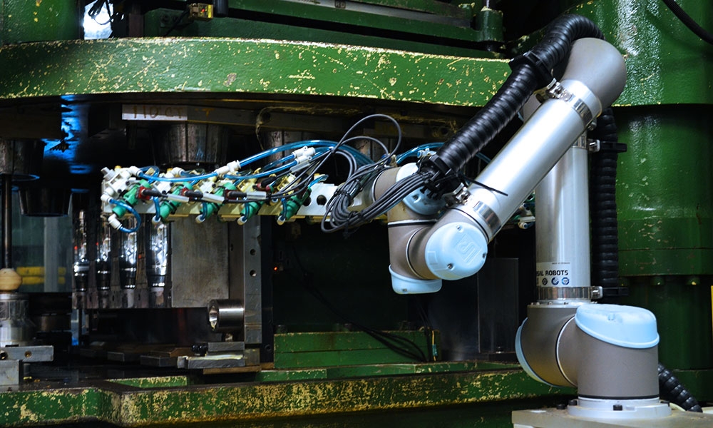 Plastics Industry Machine Tending - Takeout Robots