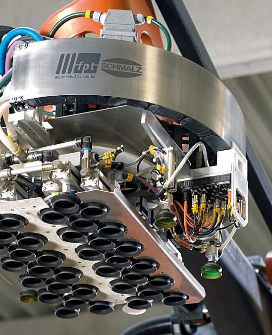 The multifunctional vacuum gripper from Schmalz ensures a reliable material flow. 