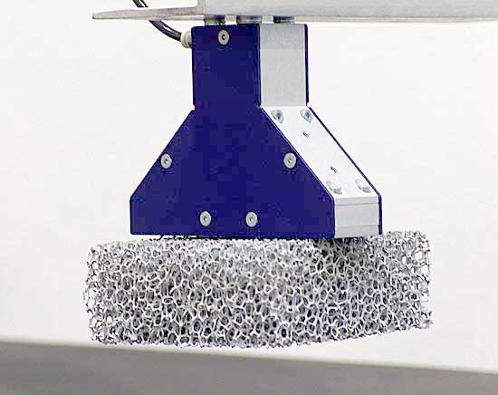 This version has an adjustable needle stroke and can be equipped with needles of various diameters. The twelve needles are extended by a single-acting pneumatic cylinder.
