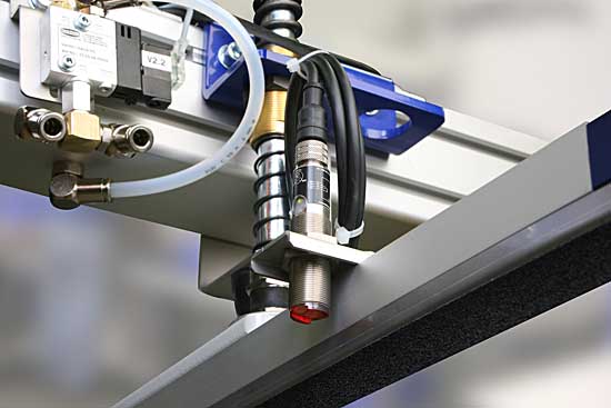 Opto-electronic sensors and switches serve to control the work piece and cycle time optimisation.