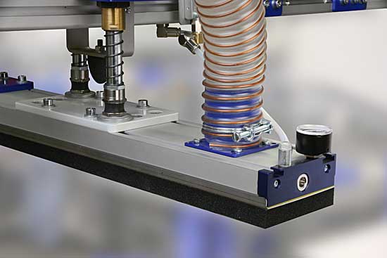 Depending on the task, large-area vacuum grippers or also other gripping principles can be used.