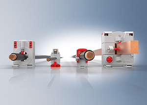 Suitable for measuring currents from 1 A to 5,000 A, SCT current transformers are available in ring-type (the two devices on the left) and split-core versions (the two devices on the right).