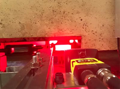Cognex In-Sight 2000 camera scanning a chain link