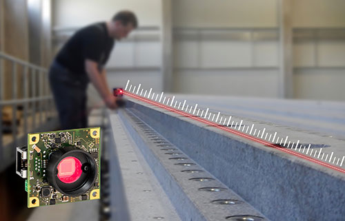 A camera-supported alignment and measuring system ensures precise, fast measurement of straightness and flatness in mechanical engineering