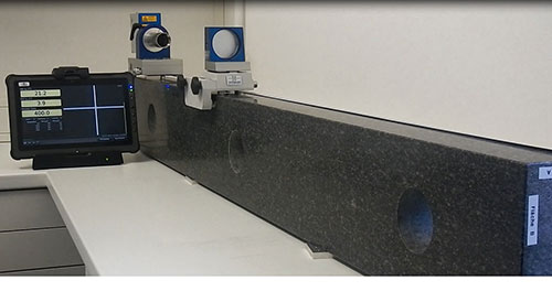Precise measurement of a 160 cm long stone straight edge with 0.5 µm/m