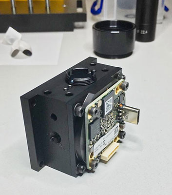 The UI-3272LE-M-VU is mounted on the central element of the sensor.