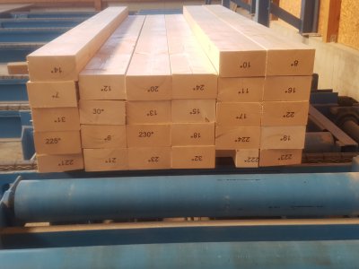 The result of the processing: stack of wooden beams cut by the system and automatically labelled.