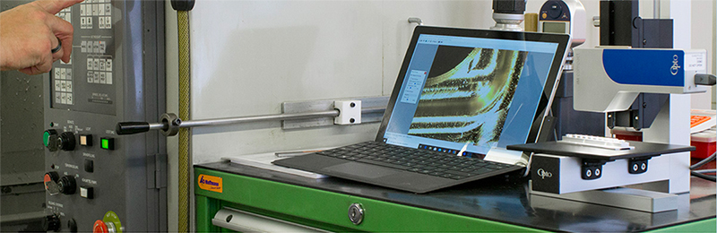 Micro Measurement Microscope 4.0 application in production with laptop