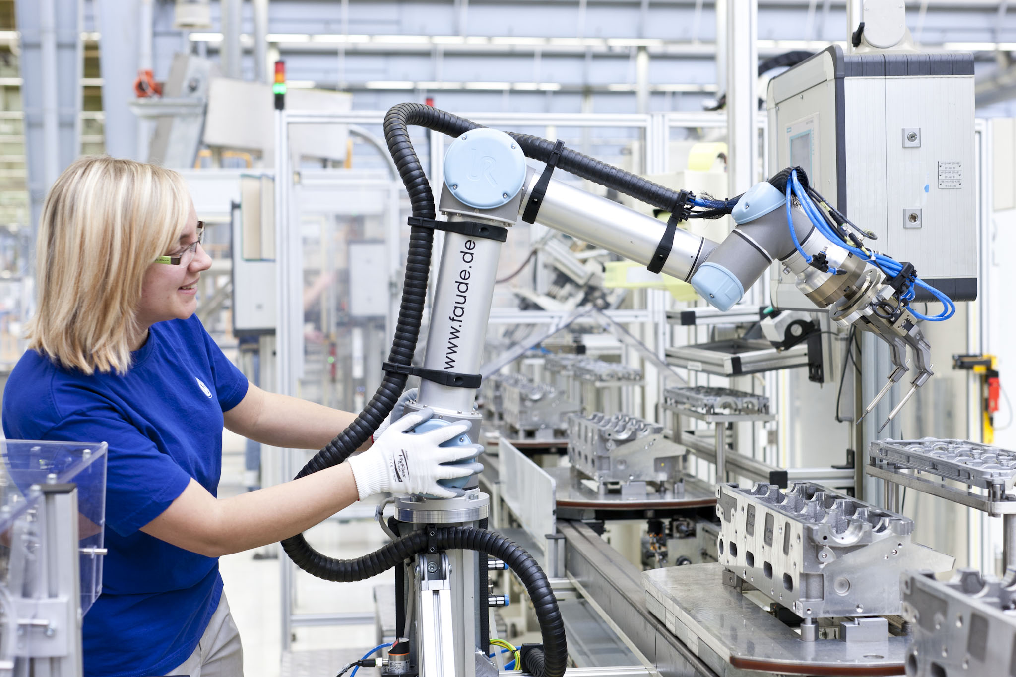 The UR5 robot works directly alongside employees at Volkswagen 