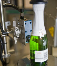 Fast bottle labelling by Elmo Motion Control