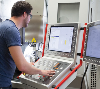 Enhanced graphics, interpolation turning and gear hobbing are some examples that will extend the versatility of the TNC 640.