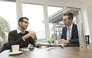 Alexander Lang discusses the requirements of the drive unit with Matthias Trenz.