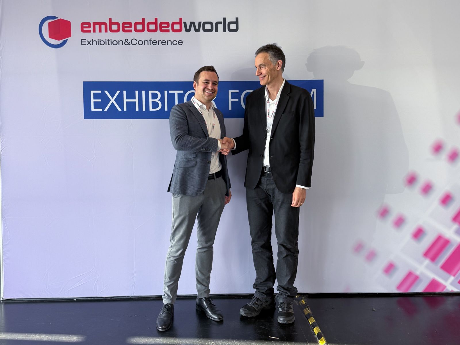 Jan Hartmann (Managing Director, IDS) and Jean Ferré (Managing Director, Prophesee) seal the intensification of their partnership at Embedded World in Nuremberg.