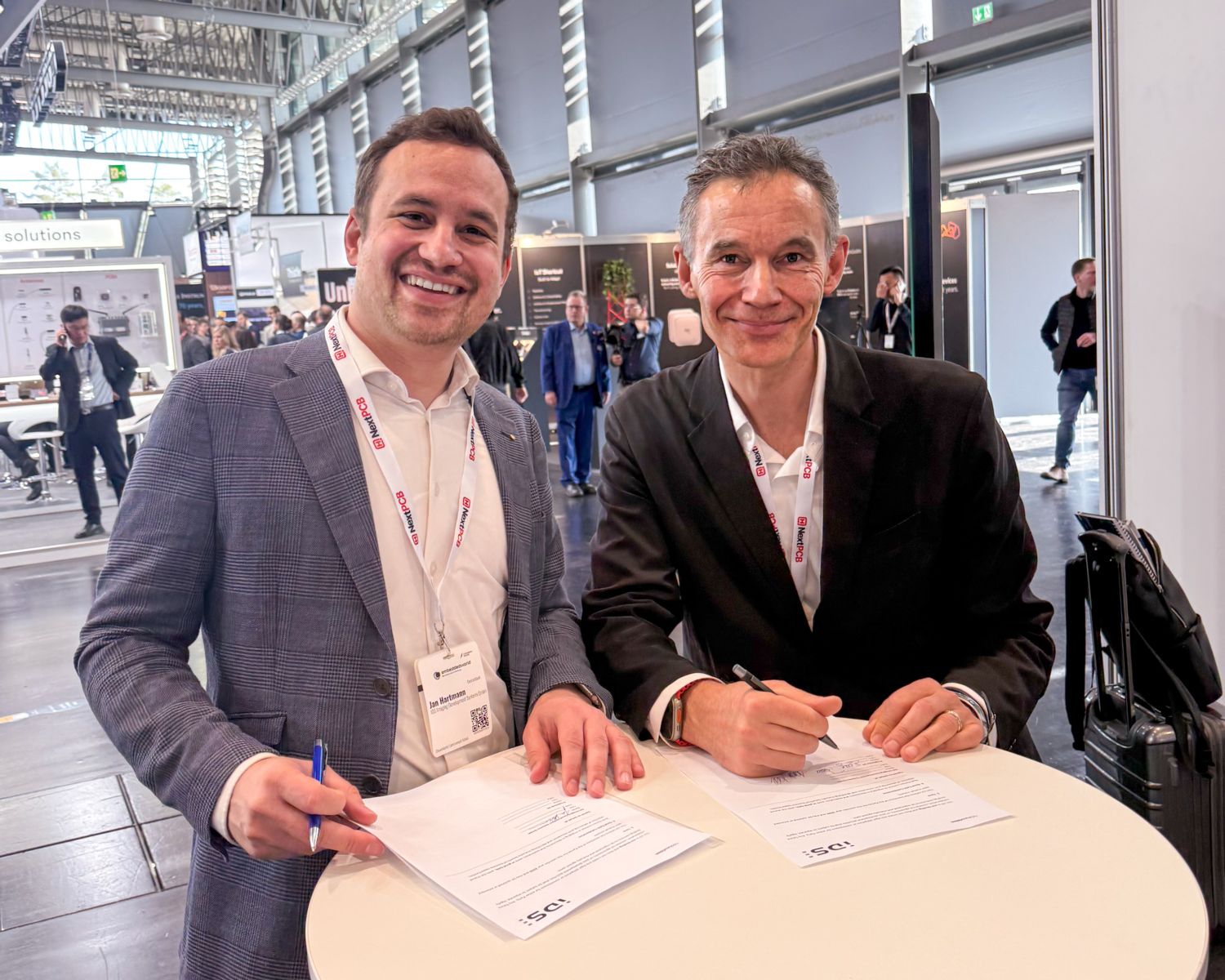 Jan Hartmann (Managing Director, IDS) and Jean Ferré (Managing Director, Prophesee) seal the intensification of their partnership at Embedded World in Nuremberg.