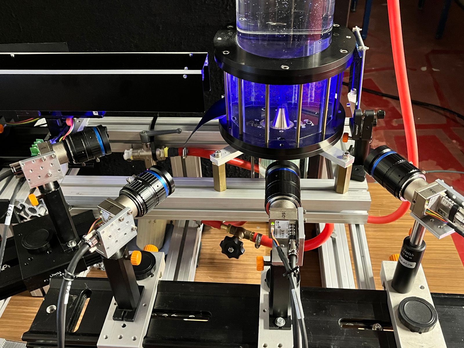 Event-based cameras offer an exciting alternative to traditional highspeed systems. Even though they do not yet achieve extreme temporal resolution, they already enable significantly more cost-effective and simplified flow analysis – making 3D PTV measurements accessible to smaller laboratories and research institutions as well.