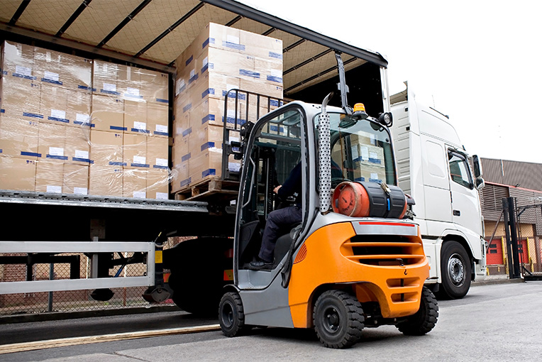 A forklift loading a pallet for shipping after pallet dimensions are captured