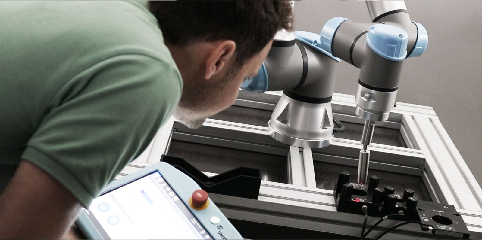 CAPTRON Laser Calibration Sensor and Universal Robots