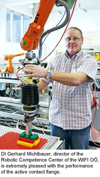DI Gerhard Michlbauer, director of the Robotic Competence Center of the WIFI OÖ, is extremely pleased with the performance of the active contact flange.