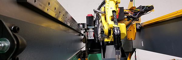 Inovatech Engineering uses Güdel’s Flat Rail Guideway, Helical Rack, Gear Box Assemblies and Roller Support Bearing to maneuver a Fanuc robot with plasma cutting torch as part of its line of SteelPRO heavy-metal cutting tables.